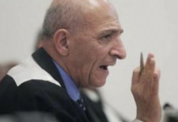 Иракта Саддам Хусейнді өлім жазасына кескен сот төрағасының өзі де ауыр жазаға ұшырады