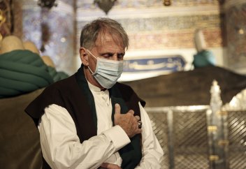 Румиден әсерленген Америкалық шіркеу әкейі мұсылмандықты қабылдап, Коньяға қоныстанған