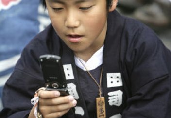 Жапония смартфон пайдалануды күніне екі сағатпен шектемек