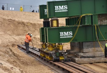 Су астында қалу қаупі төнген 720 тонналық маякты жағалаудан қалай алыстатты (видео)