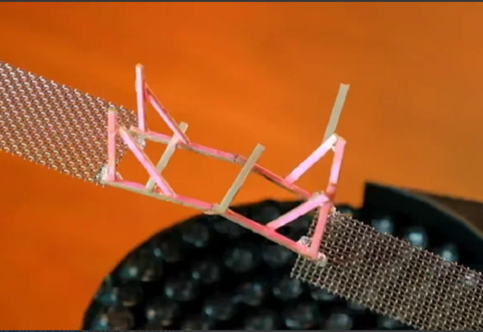 Инженерлер керекті деталдармен байланыспай құрастыру тәілін ойлап тапты: бөлшектер дыбыс әсерінен қозғалады (видео)