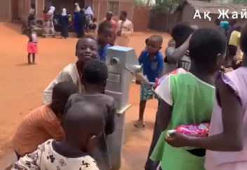 Казахстанцы построили колодец для африканской деревни (видео)