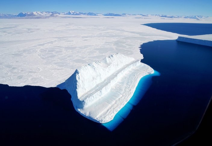 NASA показало «самый голубой лед» на Земле
