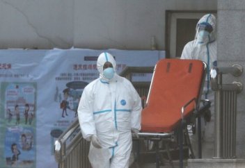 Қытайдағы пневмониямен ауырғандарды қалай тасымалдайды (видео)