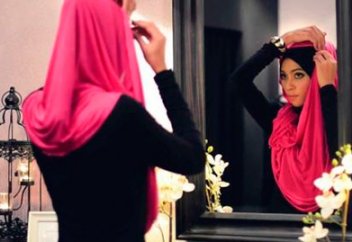 Является ли обязательным ношение женщинами платка и длинного платья? Есть люди, которые думают, что это является обычаем арабов и турков. Могли бы Вы разъяснить этот вопрос?