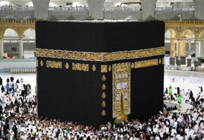 Совершающие таваф паломники попали под ливень (ВИДЕО)