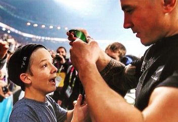 Регбист–мусульманин поддержал фаната, подарив ему свою медаль (видео)