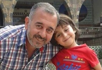 Испания билігі тілші аяғынан шалып қорлаған босқынды паналатты