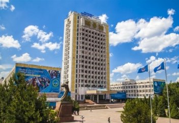 Бір адам жолға білім алу үшін шықса, Аллаһ оның жолын жеңілдетеді