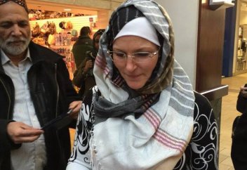 Солидарность – мэр-христианка одела хиджаб