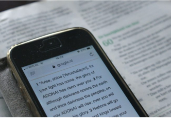 Еуропалық атеист Інжілден "қайшылық" іздейтін АІ жүйесін әзірледі