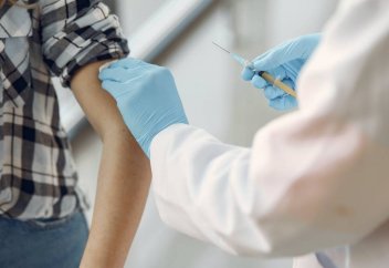 COVID-19: Что будет с бессимптомным больным, если он получит прививку от коронавируса