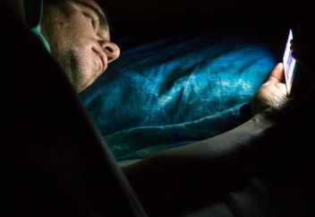 Синий свет: от смартфона можно состариться