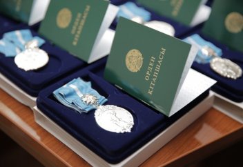 "Алтын алқа", "Күміс алқа" наградаларын алған көп балалы аналар қандай жеңілдіктерге ие?