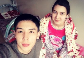 Жұрт төсекке таңылған ғашығына 7 жылдан бері қамқорлық көрсетіп жүрген жігітке сүйсінді