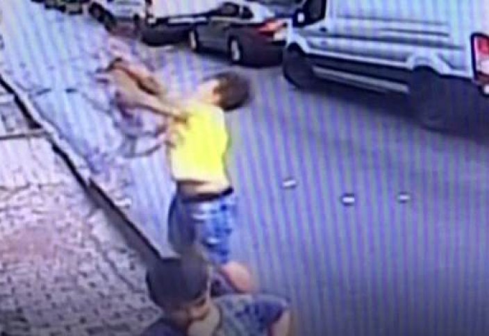 В Турции подросток поймал выпавшего из окна ребенка (видео)