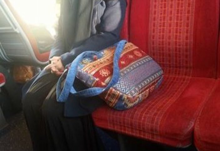 Мусульманку, возле которой никто не садился, поддержали в Facebook