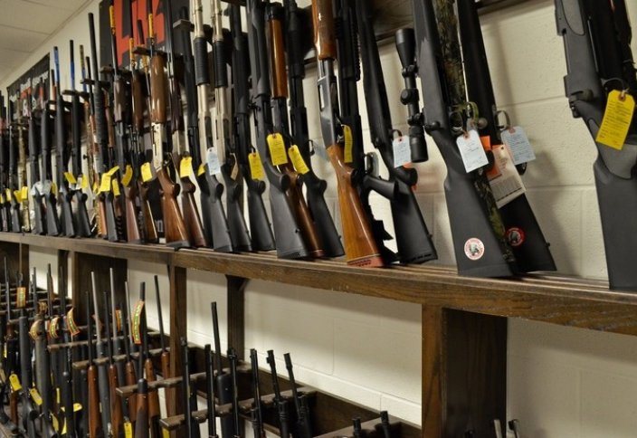 Мұсылмандарға қаны қас исламофоб қолындағы қарудан өзі жараланды