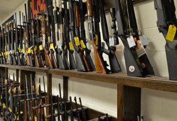 Мұсылмандарға қаны қас исламофоб қолындағы қарудан өзі жараланды