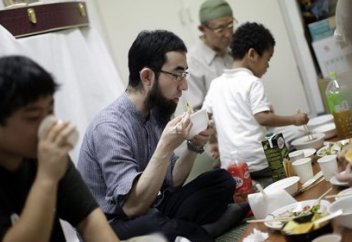 Таяқшамен ауыз ашатын жапон жігіті