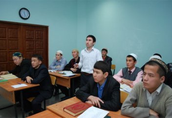 МЕДРЕСЕ-КОЛЛЕДЖ ШӘКІРТТЕРІ БІРЫҢҒАЙ КИІМ ҮЛГІСІНЕ КӨШЕДІ