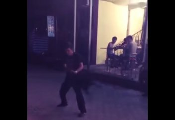 Шымкентте ер кісінің көпшілік алдында итті аяусыз қорлаған видеосы жүктелді (видео)