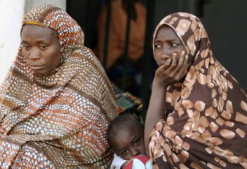 Права женщин и мужчина Нигерии официально не равны