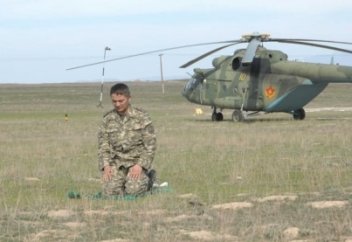 Әскерде намаз оқуға болмайды деп ешбір заңда жазылмаған – намазхан полковник