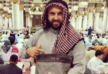 Селфи израильтянина в мечети Пророка взорвали соцсети (ФОТО)