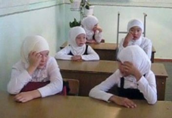 Өзбекстанда қыздарға мектепке орамал тағуға рұқсат берілді