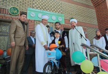 Балалар Бас мүфтидің қолынан сыйлық алды (ФОТО)