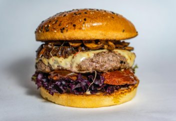 Исследование, шокирующее египтян: фарш для бургеров смешивают с мясом собак, ослов и свиней