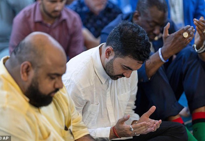 Новый избранный мэр Нью-Йорка социалист Зохран Мамдани посещает мечеть во время поездки в Пуэрто-Рико