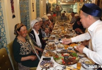 Ақтөбелік имам 15 жылдан бері көше сыпыратын аналарды ауызашарға шақырды (фото)