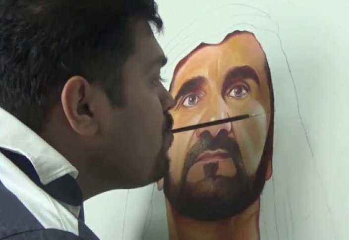 Художник нарисовал правителя Дубая, держа кисточку зубами (Видео)