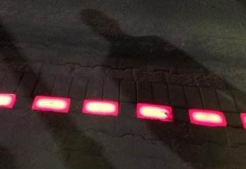 Жаяу жүргіншілерді "оятатын" жолдар пайда болды (фото+видео)