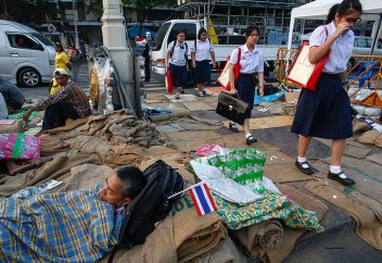 Жағдайы нашар елдерде оқушылар мектепке қалай барады?