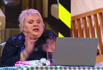 Типичная мама за компьютером