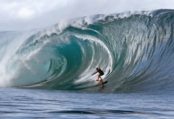 Шартарап: Теңіз дауылын таспаға тартып алмақ болғандарды найзағай соқты (видео)