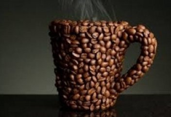 Тастың астына басылған садақа және қабырғадағы кофе