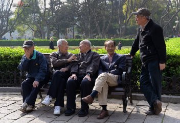 15 жылдан соң бір елдің өзінде қарттарды күтуге 1 млн-дай жұмысшы күшінан тапшылық көретін ел аталды