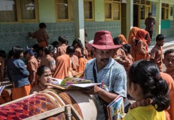 Библиотека на лошади организована в Индонезии