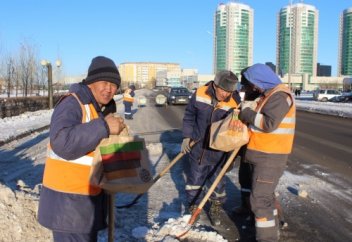 Ақтөбеде мешіт қызметкерлері қаланы тазалаушыларға ас таратты (фото)