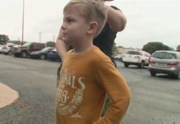 Жеті жасар бала жинаған бар ақшасын мешітке садақа етті