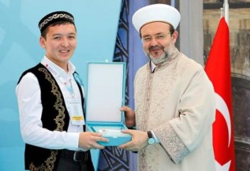 Нұр-Мүбарак студенті  Әлемдік Құран бәйгесінде 2-ші орында (фото)