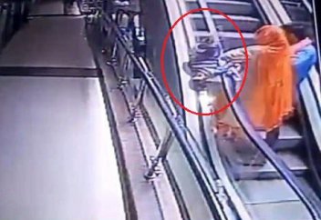 Мать уронила ребенка с третьего этажа, пытаясь сделать селфи (ВИДЕО 18+)