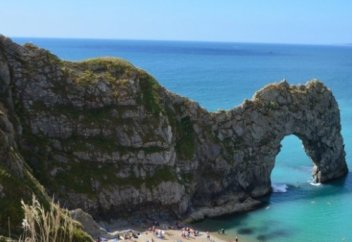 Durdle Door - скалистая арка на побережье Юрского периода.