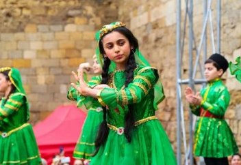 В Азербайджане запрещают давать детям русские имена