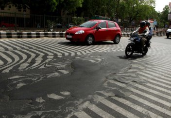 Аптап ыстықтан жолдардың асфальт жабындысы ери бастады (видео)