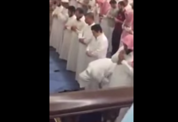 Тарауық намазында қатты әсерге беріліп, шыңғыра айғайлады (видео)